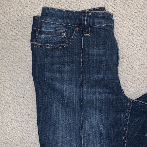 Chico’s Platinum Denim Capris — Chico’s Size 1 (M/8) — Ultimate Fit - Picture 4 of 9